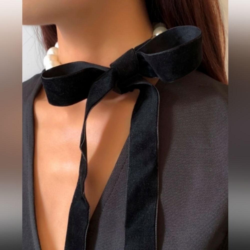 🩶🤍Faux pearl necklace with bow